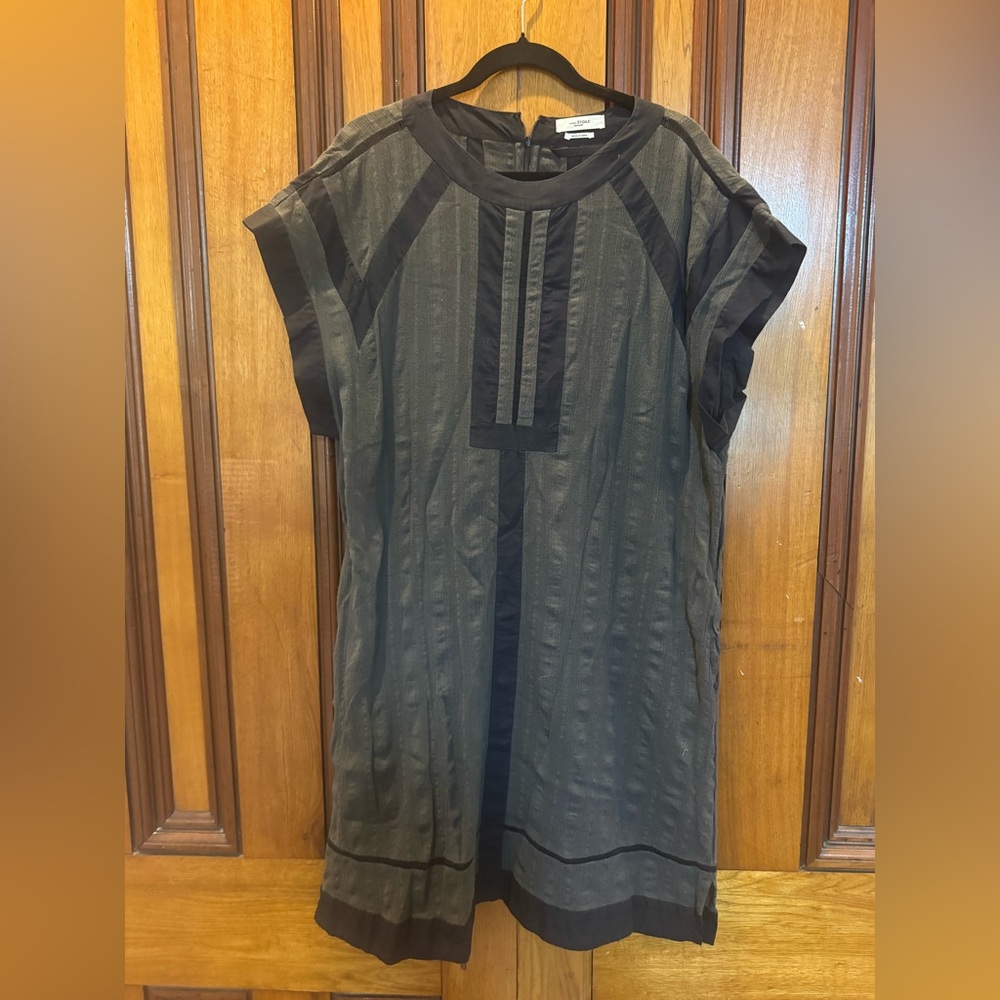 This is an Isabel Marant Étoile crepe shift dress in gray and navy.